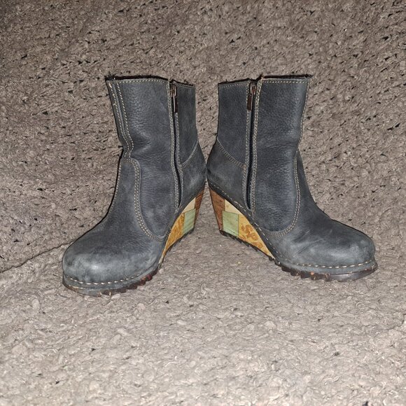 THE ART COMPANY-Detailed Wood Wedge Heel Booties-Gray Nubuck-Sz 37-EXCELLENT - Picture 4 of 8